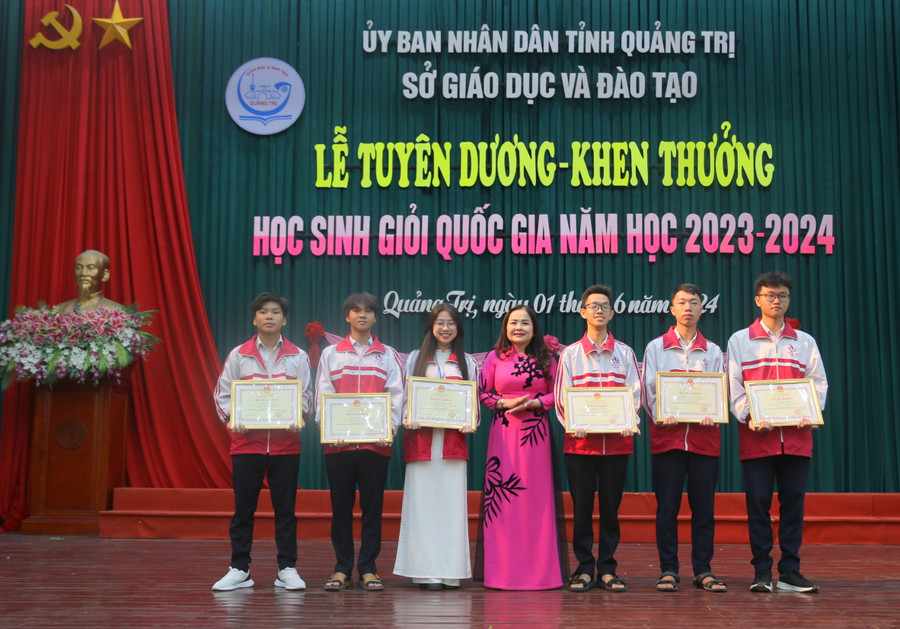 TS Lê Thị Hương, Giám đốc Sở GD&amp;ĐT Quảng Trị trao Bằng khen của Bộ trưởng Bộ GD&amp;ĐT cho học sinh đạt giải Nhất và giải Nhì.