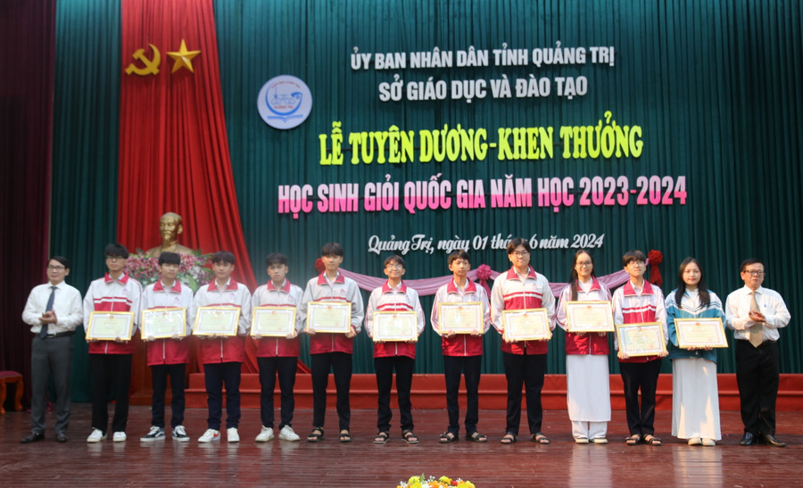 Các học sinh đạt giải Khuyến khích nhận Bằng khen của Bộ GD&amp;ĐT.