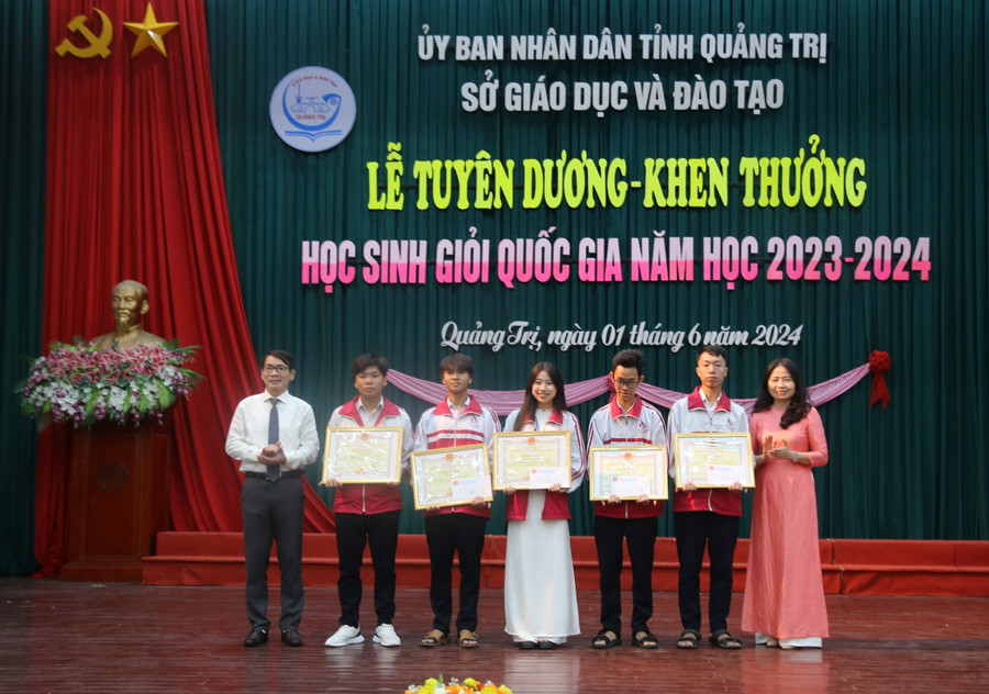 Lãnh đạo Sở GD&amp;ĐT và Hội Khuyến học trao Bằng khen của UBND tỉnh và khen thưởng học sinh đạt giải Nhì.