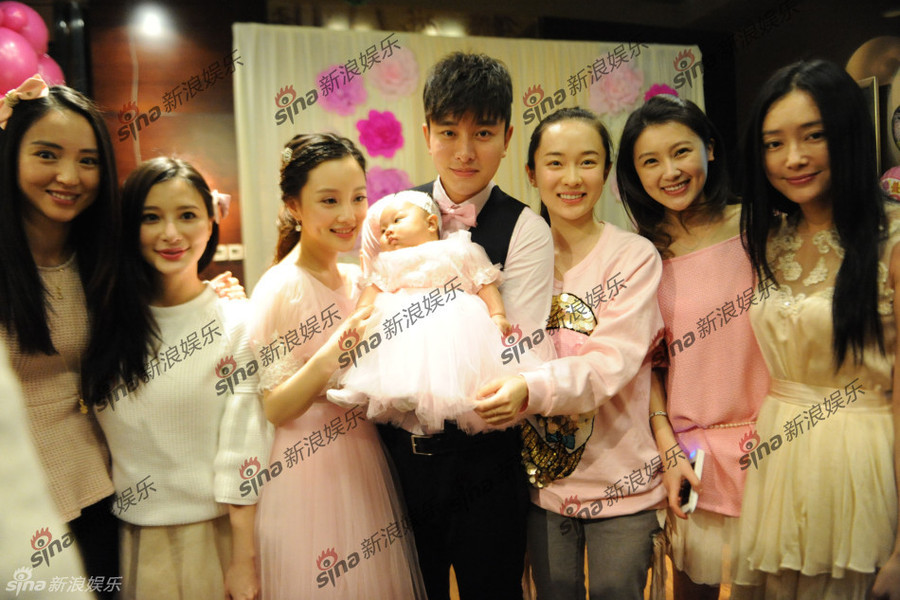 Lý Tiểu Lộ rạng ngời trong bữa tiệc mừng 100 ngày của con gái ảnh 5