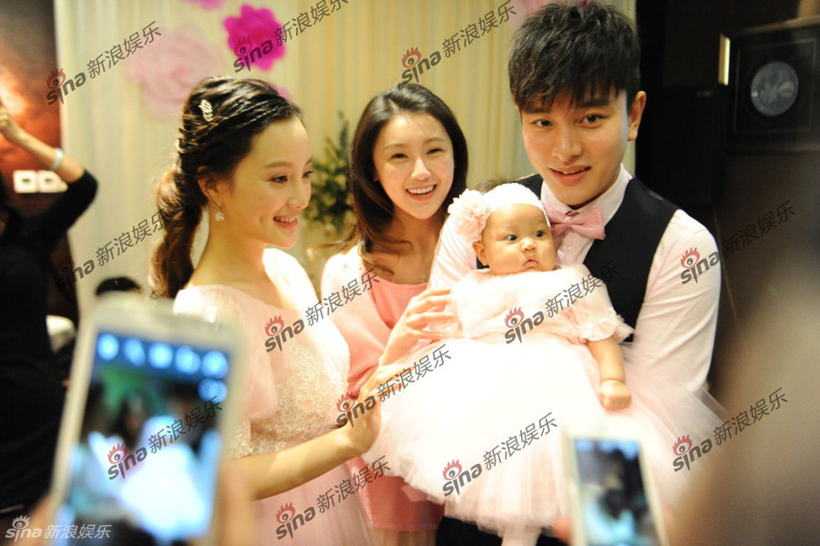 Lý Tiểu Lộ rạng ngời trong bữa tiệc mừng 100 ngày của con gái ảnh 2