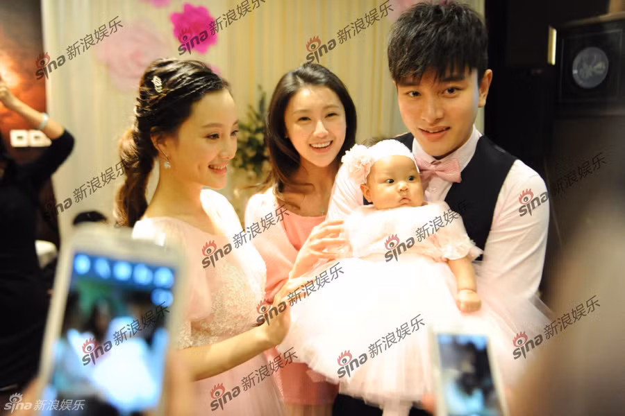 Lý Tiểu Lộ rạng ngời trong bữa tiệc mừng 100 ngày của con gái ảnh 2