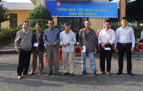 Nhà xuất bản Giáo dục tại Đà Nẵng trao tặng quà tết cho các gia đình hộ nghèo