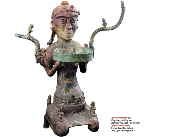 Cây đèn hình người quỳ (Văn hóa Đông Sơn, cách ngày nay 2500-2000 năm)