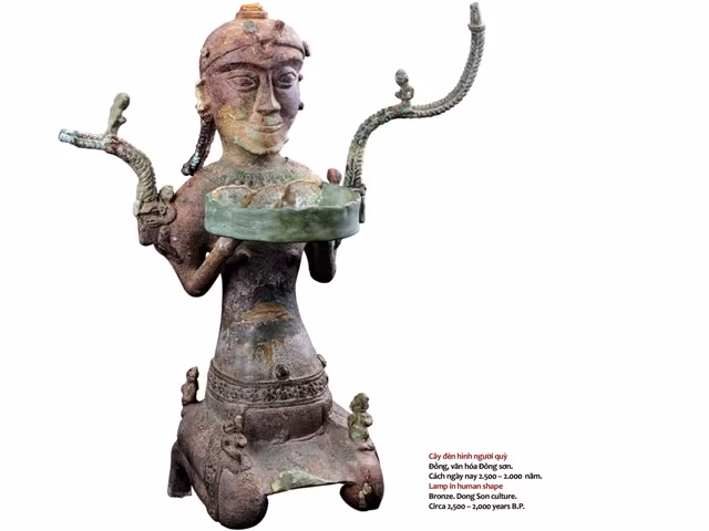 Cây đèn hình người quỳ (Văn hóa Đông Sơn, cách ngày nay 2500-2000 năm)