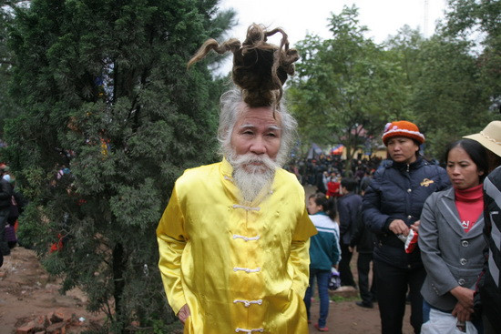 "Dị nhân" tóc búi hình rồng Nguyễn Văn Long từng có mặt tại các mùa hội trước