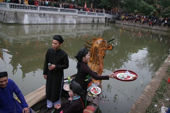 Và vẫn còn cảnh các liền anh, liền chị "ngả nón xin tiền" (nón năm nay được thay bằng khay nước)