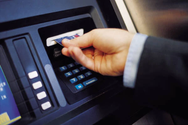 Ngân hàng nhà nước nâng hạn mức rút tiền mặt trên máy ATM thêm 2 triệu đồng