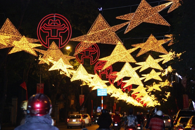 Đèn sao rực rỡ trên phố Hàng Bài. Ảnh: gdtd.vn