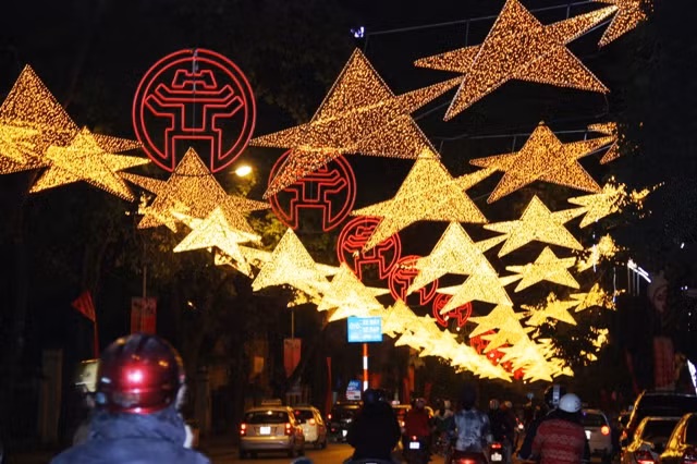 Bình yên đêm Hà Nội ngày cận Tết ảnh 4 Đèn sao rực rỡ trên phố Hàng Bài. Ảnh: gdtd.vn