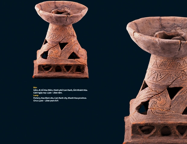 Đèn gốm (Di chỉ Hòa Diêm, Cam Ranh, Khánh Hòa), cách ngày nay khoảng 2500-1800 năm)
