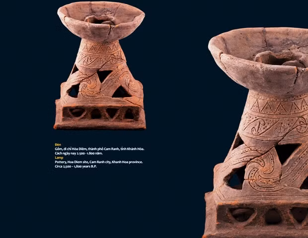 Đèn gốm (Di chỉ Hòa Diêm, Cam Ranh, Khánh Hòa), cách ngày nay khoảng 2500-1800 năm)
