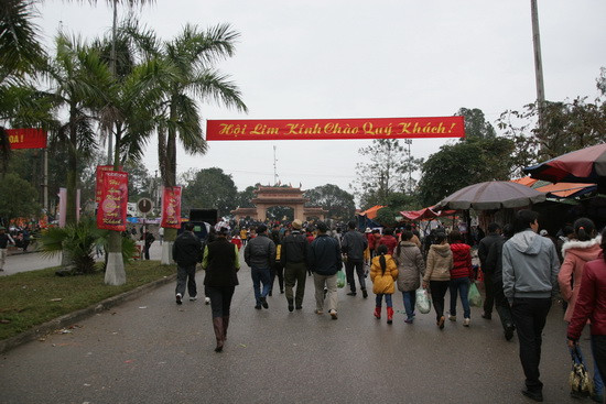 Dù trời mưa nhưng vẫn có rất nhiều người về trẩy hội