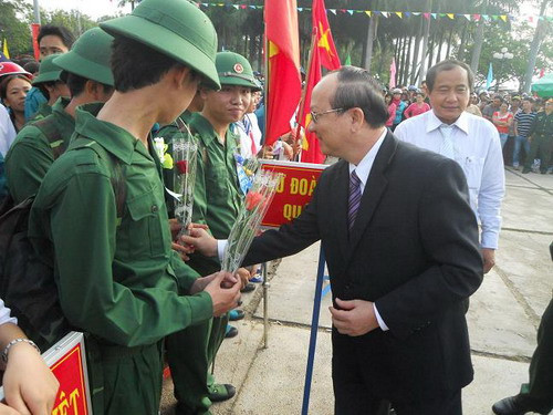 Chủ tịch UBND tỉnh Lê Hữu Lộc tặng hoa cho các chiến sỹ lên đường tòng quân nhập ngũ.