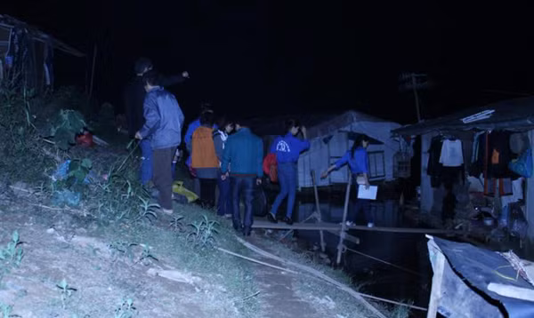 Đoàn Thanh niên NXBGDVN trao quà cho những mảnh đời khó khăn tại Hà Nội ảnh 5