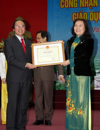 Thứ trưởng Nguyễn Thị Nghĩa tặng Bằng khen của Bộ GD&ĐT cho ông Hà Kế San – Phó Chủ tịch - Trưởng BCĐ PCGD mầm non trẻ em 5 tuổi tỉnh Phú Thọ