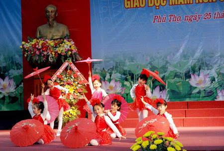 Tiết mục biểu diễn văn nghệ của các em thiếu nhi TP Việt trì tại buổi lễ