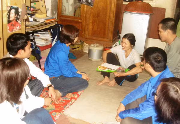 Đoàn Thanh niên NXBGDVN trao quà cho những mảnh đời khó khăn tại Hà Nội ảnh 3