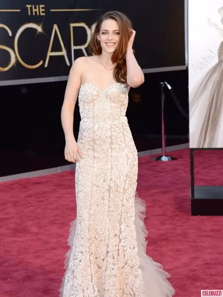 Cô bẽn lẽn trên thảm đỏ Oscar.