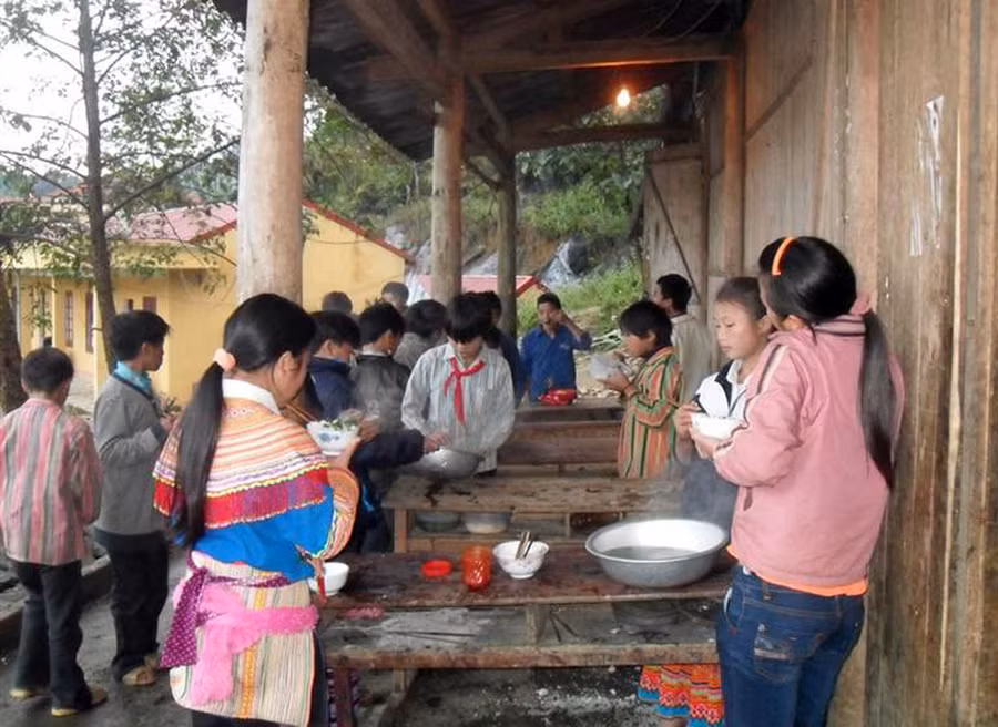 Học trò vùng cao "hạ sơn" sau Tết