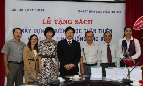 Lễ tặng sách &quot;Xây dựng trường học thân thiện và những tình huống ứng xử