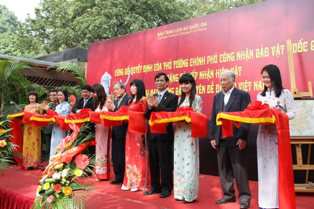 cắt băng khai mạc trưng bày Đèn cổ Việt Nam tại Bảo tàng Lịch sử quốc gia. Ảnh: gdtd.vn