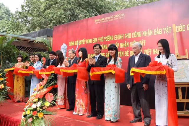 cắt băng khai mạc trưng bày Đèn cổ Việt Nam tại Bảo tàng Lịch sử quốc gia. Ảnh: gdtd.vn