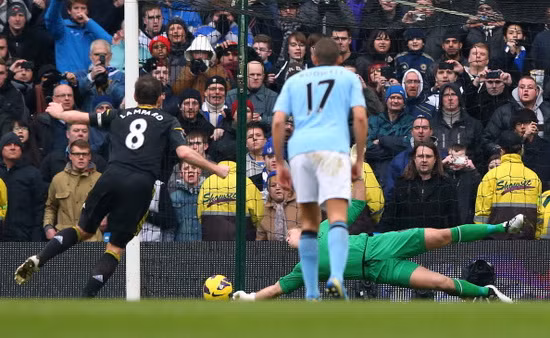 Frank Lampard sút hỏng quả penalty ở đầu hiệp 2