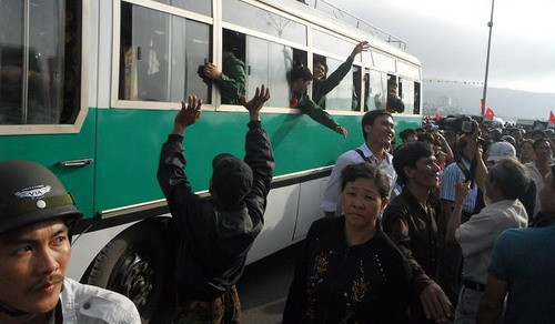 Hàng ngàn người dân lưu luyến tiễn đưa 400 thanh niên của TP. Quy Nhơn lên đường nhập ngũ đợt I năm 2013 