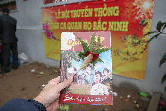 Các bài hát quan họ tặng kèm trầu têm cánh phượng được bán với giá 20.000 đồng