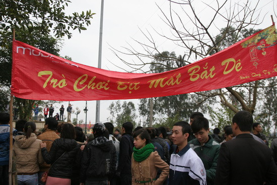 Trò chơi "bịt mắt bắt dê", lạ, nhưng nhiều người không dám vào chơi