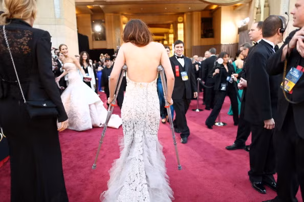 Nàng Bella chống nạng đến dự Oscar 2013 ảnh 4