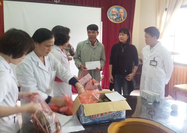 Đoàn Thanh niên NXBGDVN trao quà cho những mảnh đời khó khăn tại Hà Nội ảnh 9