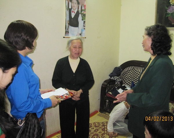 Đoàn Thanh niên NXBGDVN trao quà cho những mảnh đời khó khăn tại Hà Nội ảnh 7