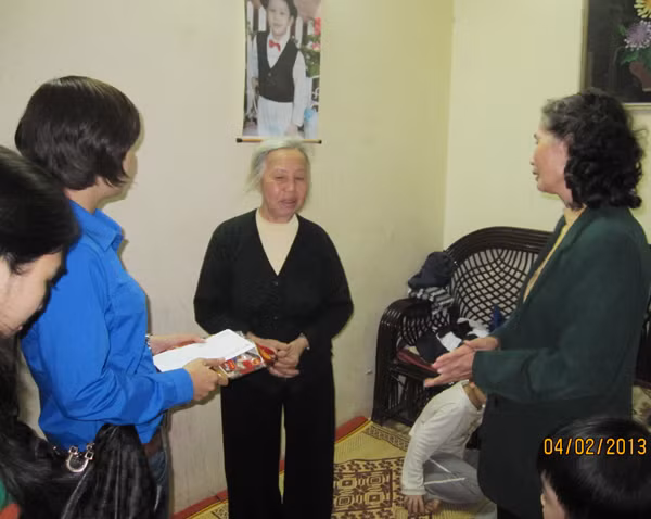 Đoàn Thanh niên NXBGDVN trao quà cho những mảnh đời khó khăn tại Hà Nội ảnh 7