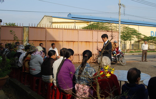 Lê Bích Ngọc, Phó Giám đốc Nhà Xuất bản Giáo dục tại Đà Nẵng phát biểu chia sẻ những khó khăn và chúc tết các gia đình có hoàn cảnh khó khăn