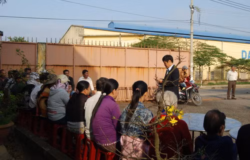 Lê Bích Ngọc, Phó Giám đốc Nhà Xuất bản Giáo dục tại Đà Nẵng phát biểu chia sẻ những khó khăn và chúc tết các gia đình có hoàn cảnh khó khăn