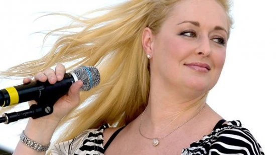 Nữ ca sĩ Mindy McCready dùng súng tự sát