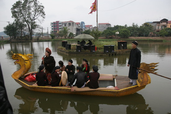 Hệ thống loa máy và micro không dây vẫn được sử dụng để các liền anh liền chị không bị mất sức