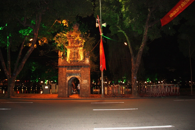 Hồ Hoàn Kiếm bình yên. Ảnh: gdtd.vn