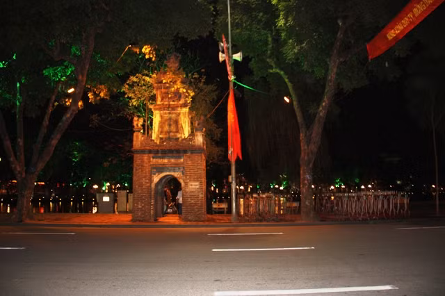 Bình yên đêm Hà Nội ngày cận Tết ảnh 7 Hồ Hoàn Kiếm bình yên. Ảnh: gdtd.vn