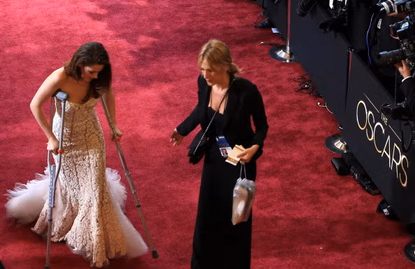 Nàng Bella chống nạng đến dự Oscar 2013