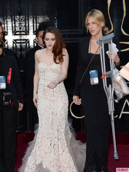 Nhân viên của BTC luôn theo sát người đẹp để giúp đỡ khi cần thiết Nhân viên của BTC luôn theo sát người đẹp để giúp đỡ khi cần thiết