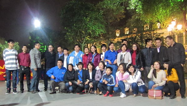 Các thành viên Đội tình nguyện NXBGDVN 