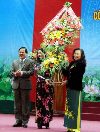 Thứ trưởng Nguyễn Thị tặng hoa chúc mừng lãnh đạo Sở GD-ĐT Phú Thọ hoàn thành sớm công tác PCGD trẻ em 5 tuổi