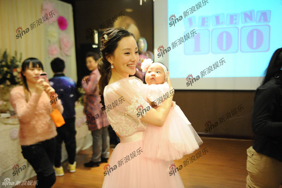 Lý Tiểu Lộ rạng ngời trong bữa tiệc mừng 100 ngày của con gái ảnh 3