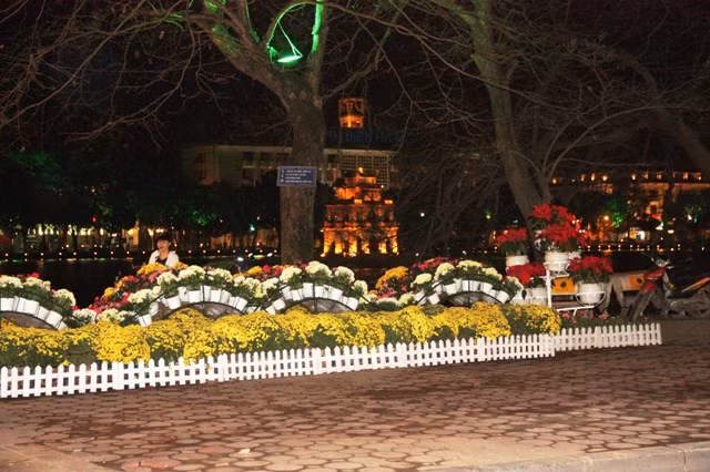 Bình yên đêm Hà Nội ngày cận Tết ảnh 8 Tháp Rùa