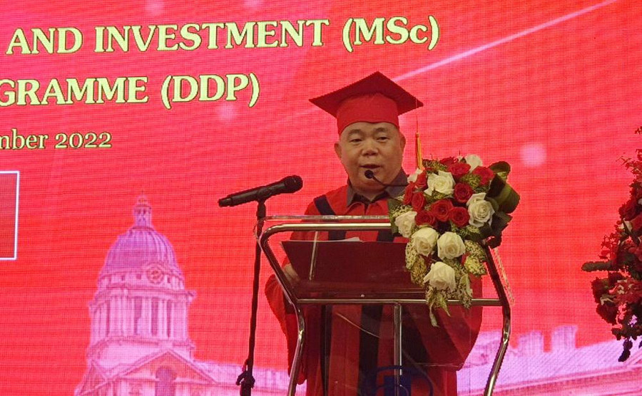 PGS.TS Nguyễn Trọng Cơ - Giám đốc Học viện Tài chính phát biểu chúc mừng các tân thạc sĩ, cử nhân.