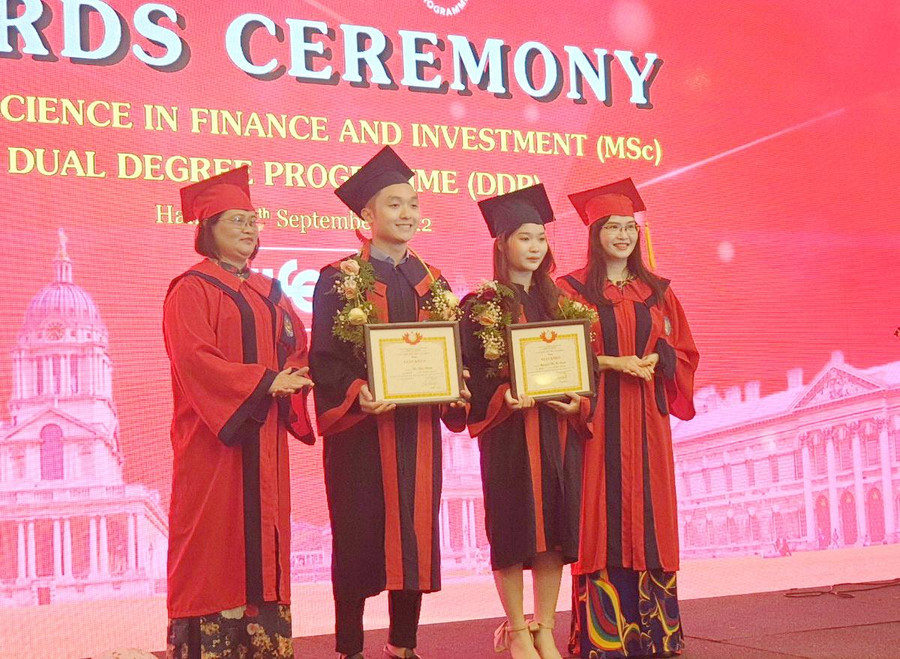 PGS.TS Trương Thị Thủy (ngoài cùng bên trái) - Phó Giám đốc Học viện Tài chính và TS Trịnh Thanh Huyền (ngoài cùng bên phải) - Phó Viện trưởng phụ trách Viện Đào tạo quốc tế trao giấy khen cho các sinh viên có thành tích xuất sắc toàn khóa.