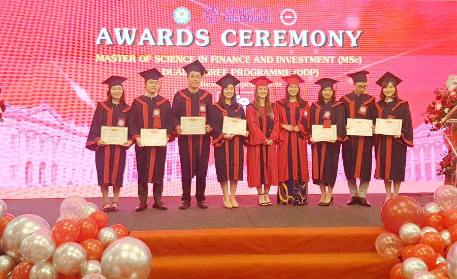 TS Trịnh Thanh Huyền - Phó Viện trưởng phụ trách Viện Đào tạo quốc tế và đại diện Trường ĐH Greenwich (Vương quốc Anh) trao bằng tốt nghiệp cho các tân cử nhân.